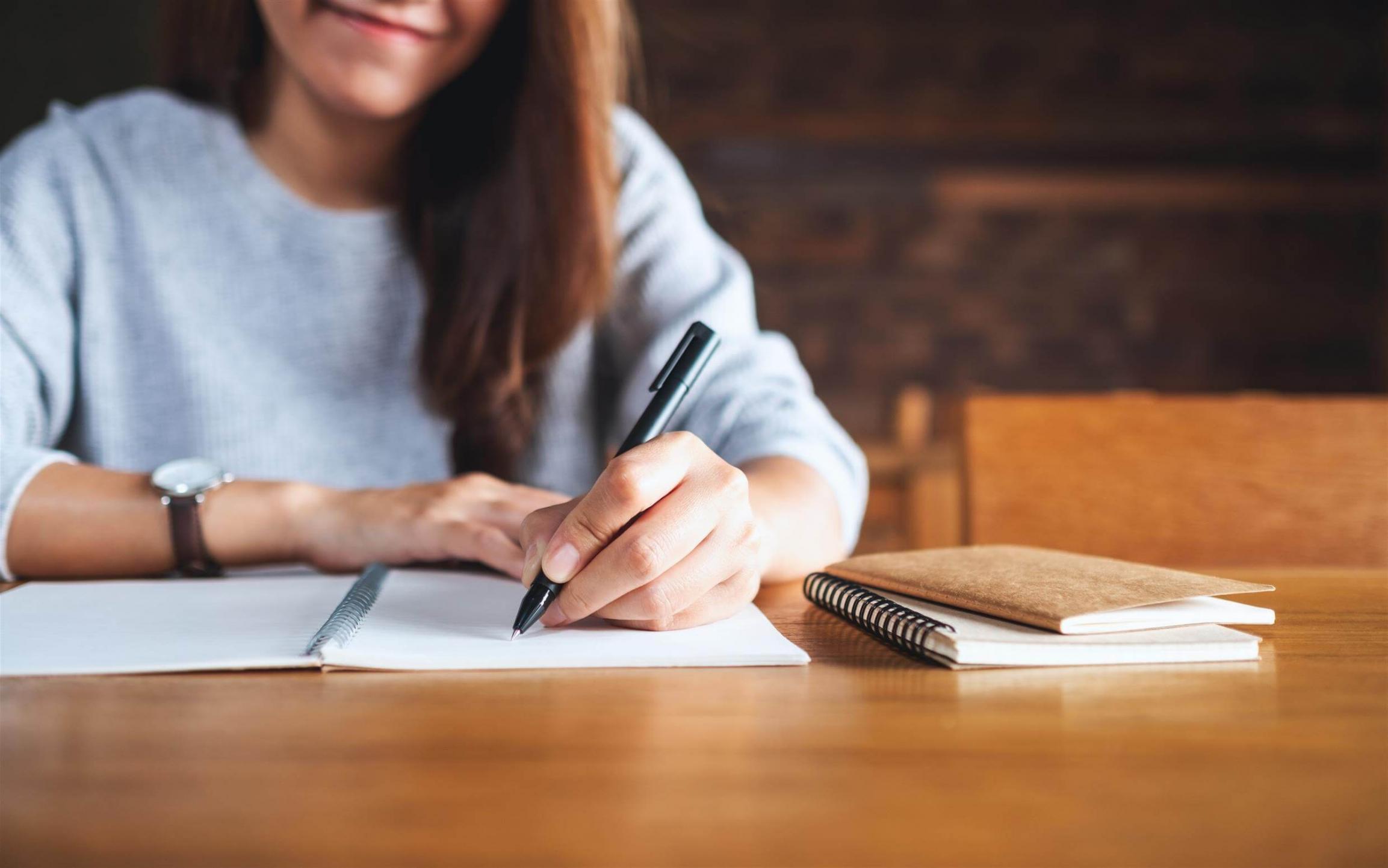 Reunión de trabajo enfocada en el análisis de estudios de caso reales sobre expansión empresarial