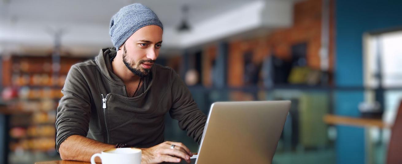 Participantes trabajando en análisis de estrategias empresariales durante sesión estructurada