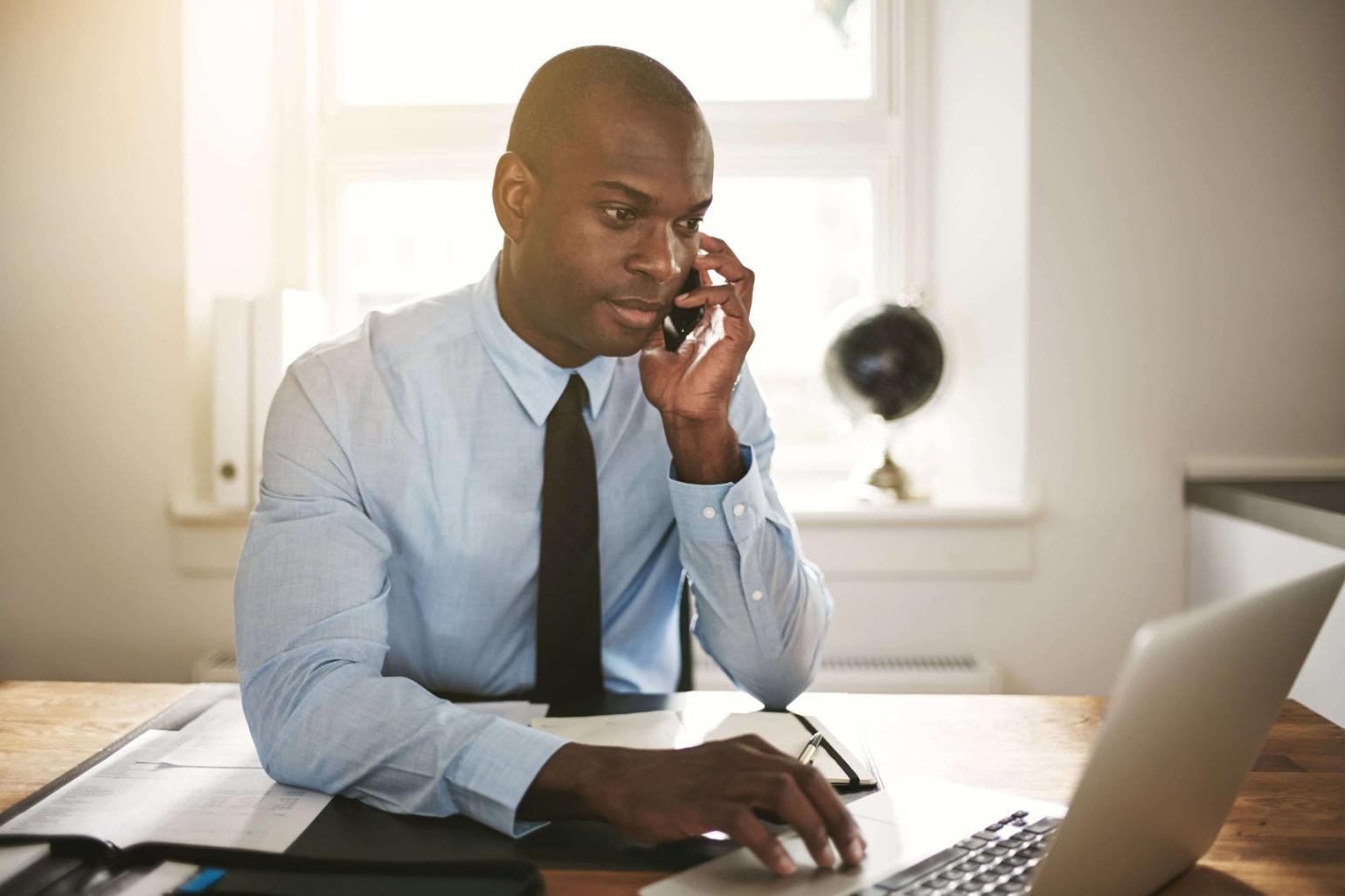 Sesión de trabajo donde participantes analizan estrategias empresariales aplicables