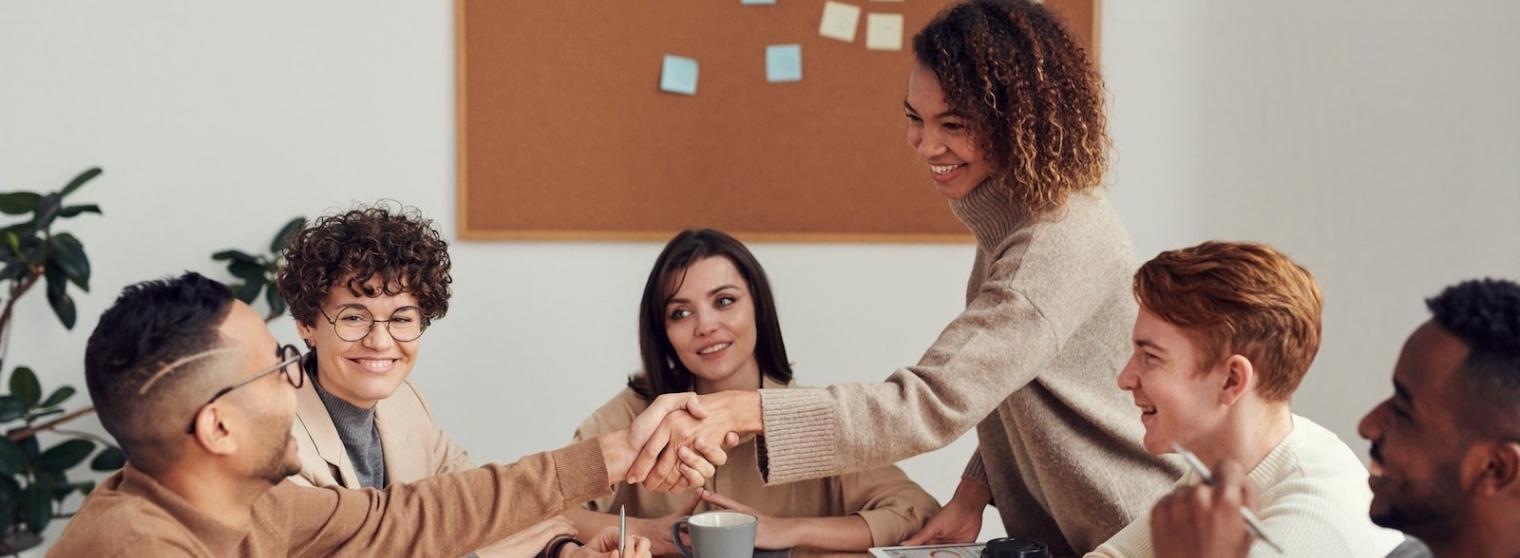 Análisis detallado de indicadores clave de rendimiento utilizados en programas de capacitación empresarial